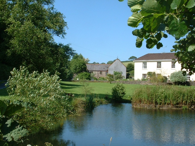 The house and cottages from the drive in North Huish 2005-0129.jpg